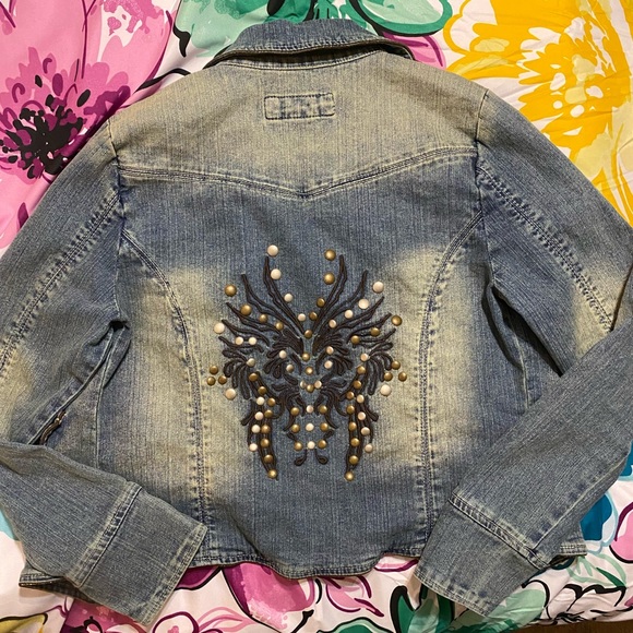 ✨Women’s Jean Jacket Bedazzled Embroidered & Distressed Size M✨ - Picture 3 of 4